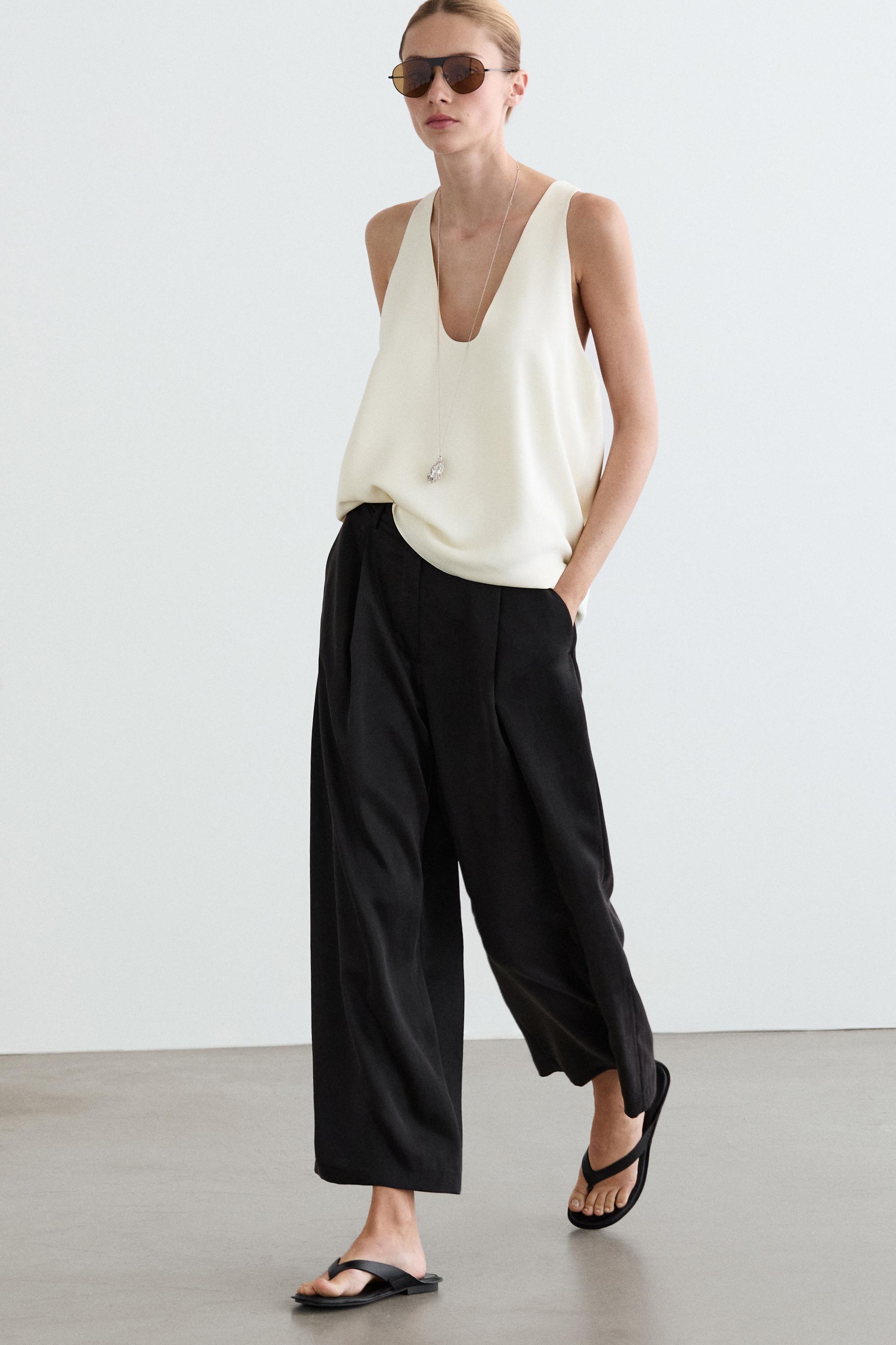 Flowing trousers with pleated details